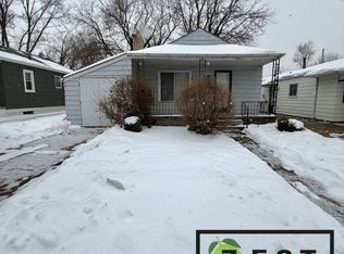 2175 Ridgemont Rd, Grosse Pointe Woods, MI 48236