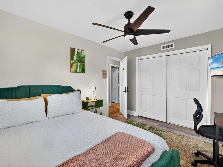 Bedroom 4 with a Queen-Size Bed
