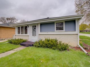 4102 N 95th St, Wauwatosa, WI 53222