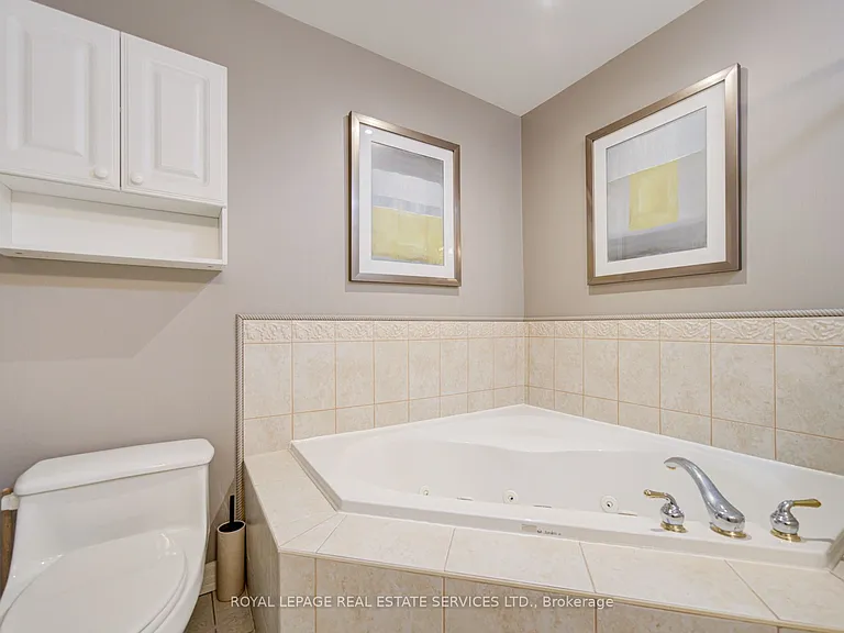 115 Saint Lawrence Dr — Photo 32