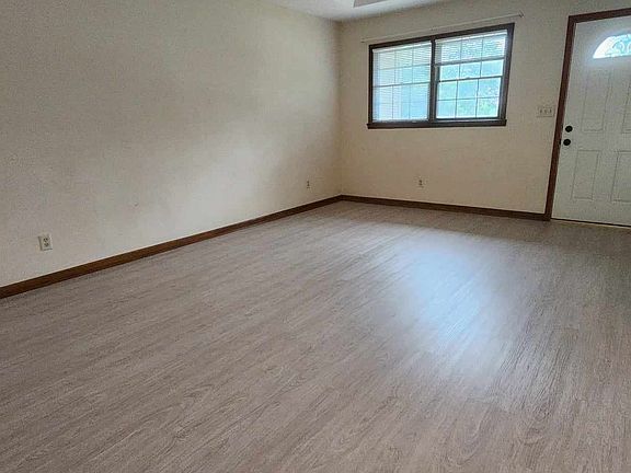 3rd image of 712 Tamerisk Dr