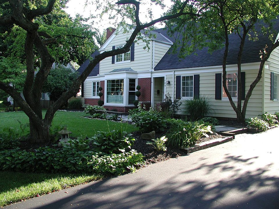 Zestimate has incorrect square footage of 1810.  Really has over 2300.