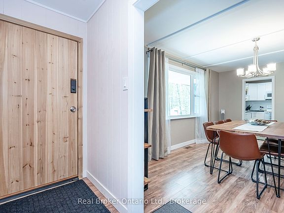 5th image of 1467 Rosemount Rd