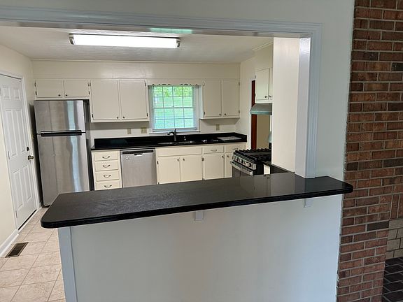5th image of 415 Montview Dr