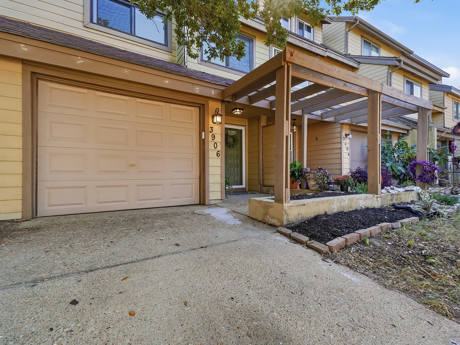 3 bed, 3.5 bath, 1781 sqft, $2,900 — Photo 2
