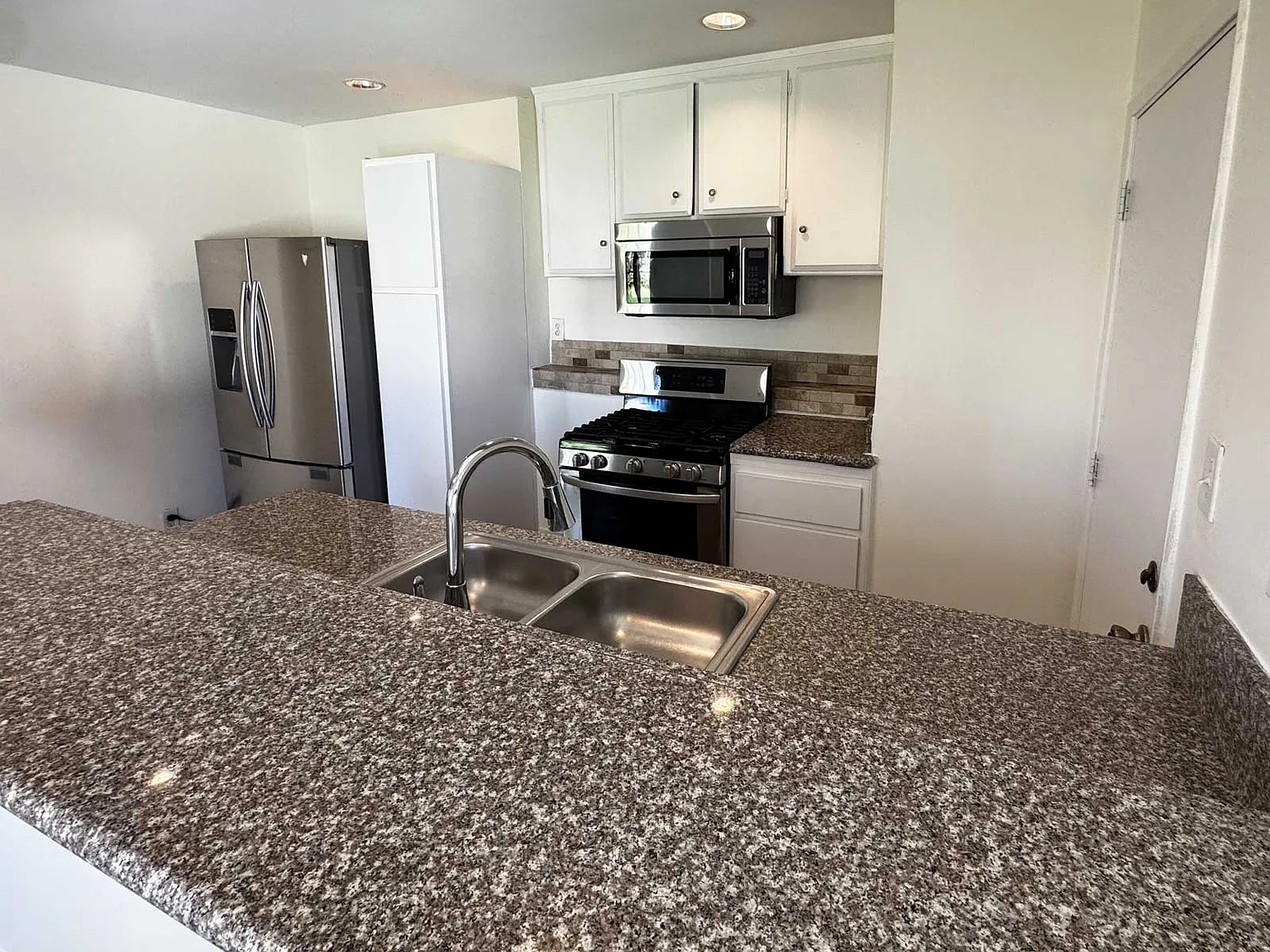 2 bed, 952 sqft, $2,600 — Photo 2