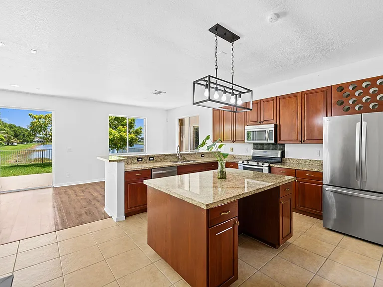 19389 SW 64th St — Photo 5