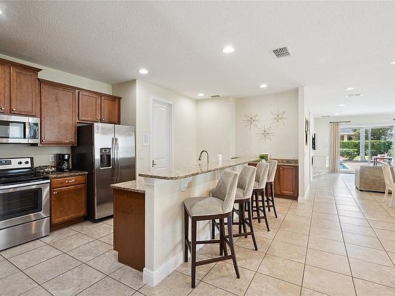 4th image of 751 Lasso Dr