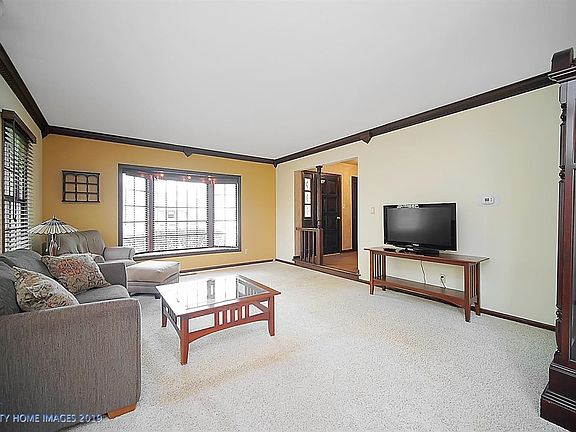 Living Room with Dental Crown Molding