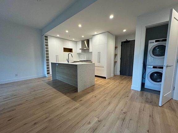 4th image of 3131 Murray St #306