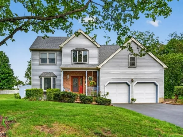 280 Stonehenge Dr, Lopatcong Twp., NJ 08865