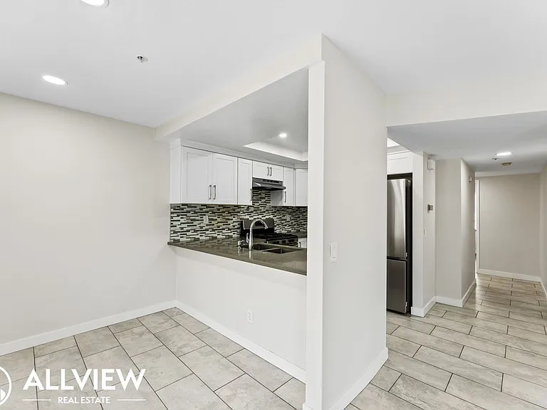 2418 Huntington Street — Photo 5