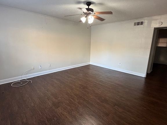 5th image of 1020 Crestwood Dr