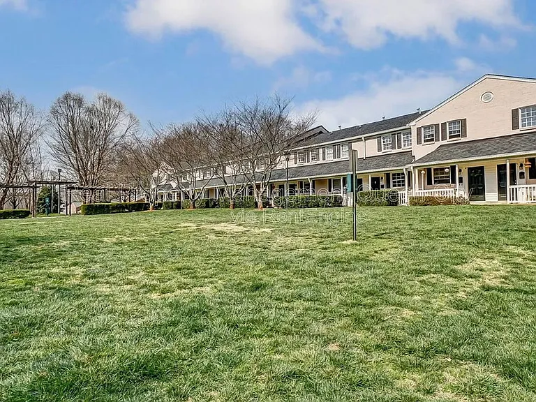 1224 Green Oaks Ln #B — Photo 15