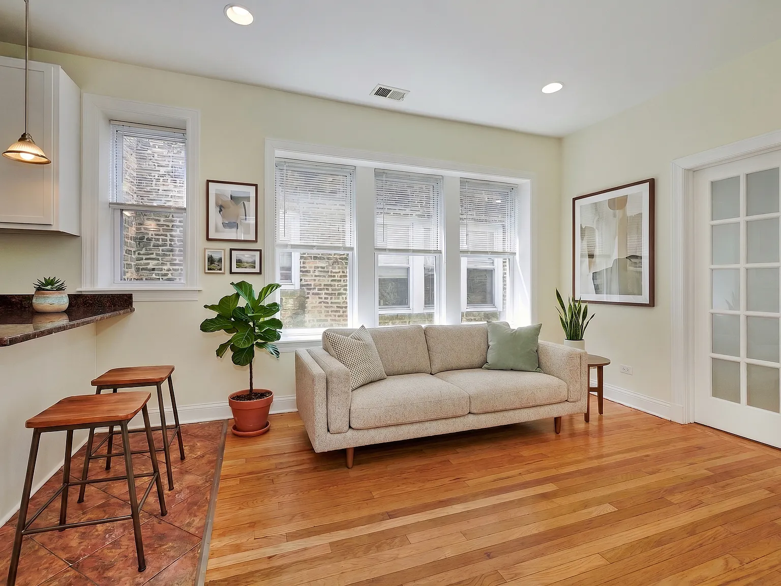 2 bed, 900 sqft, $1,900 — Photo 3