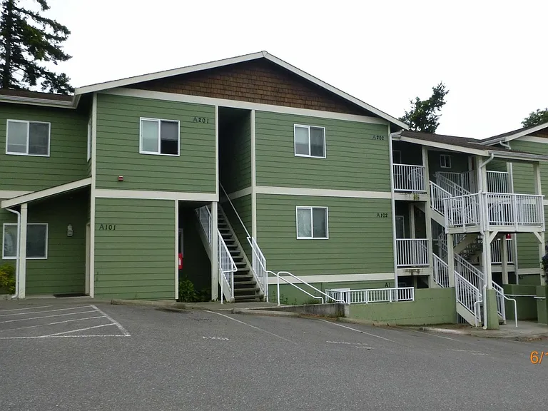 155 NE Kettle St — Photo 1