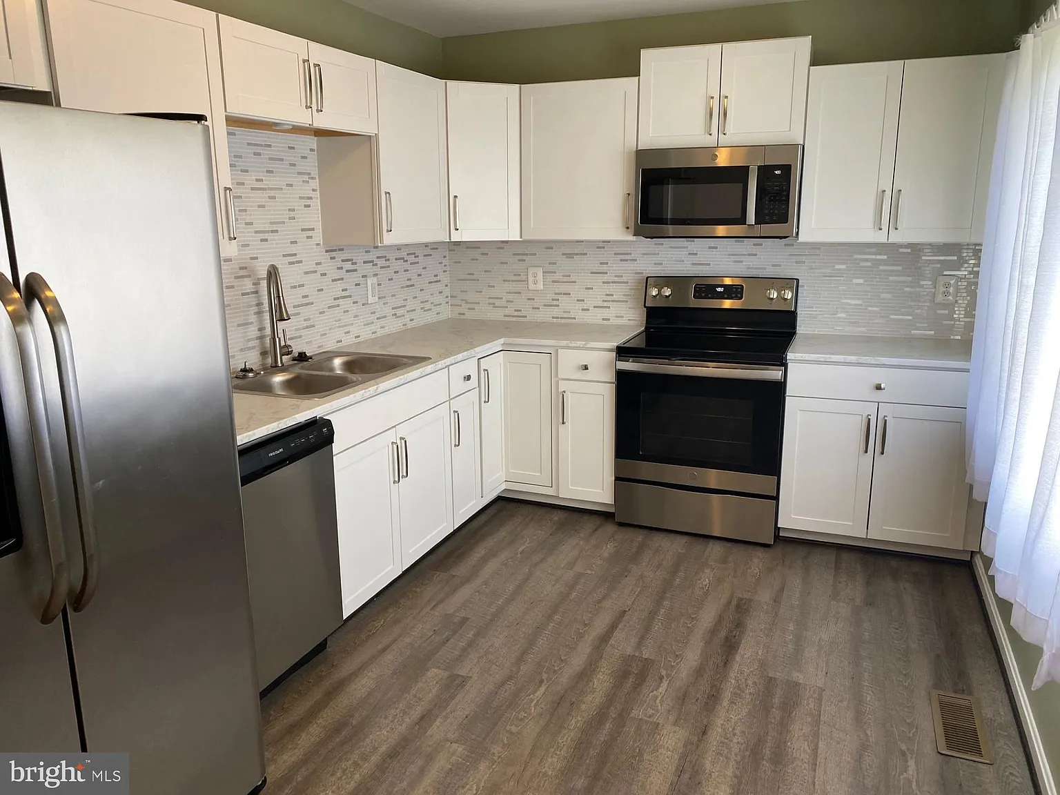 3 bed, 1.5 bath, 2040 sqft, $2,200 — Photo 2