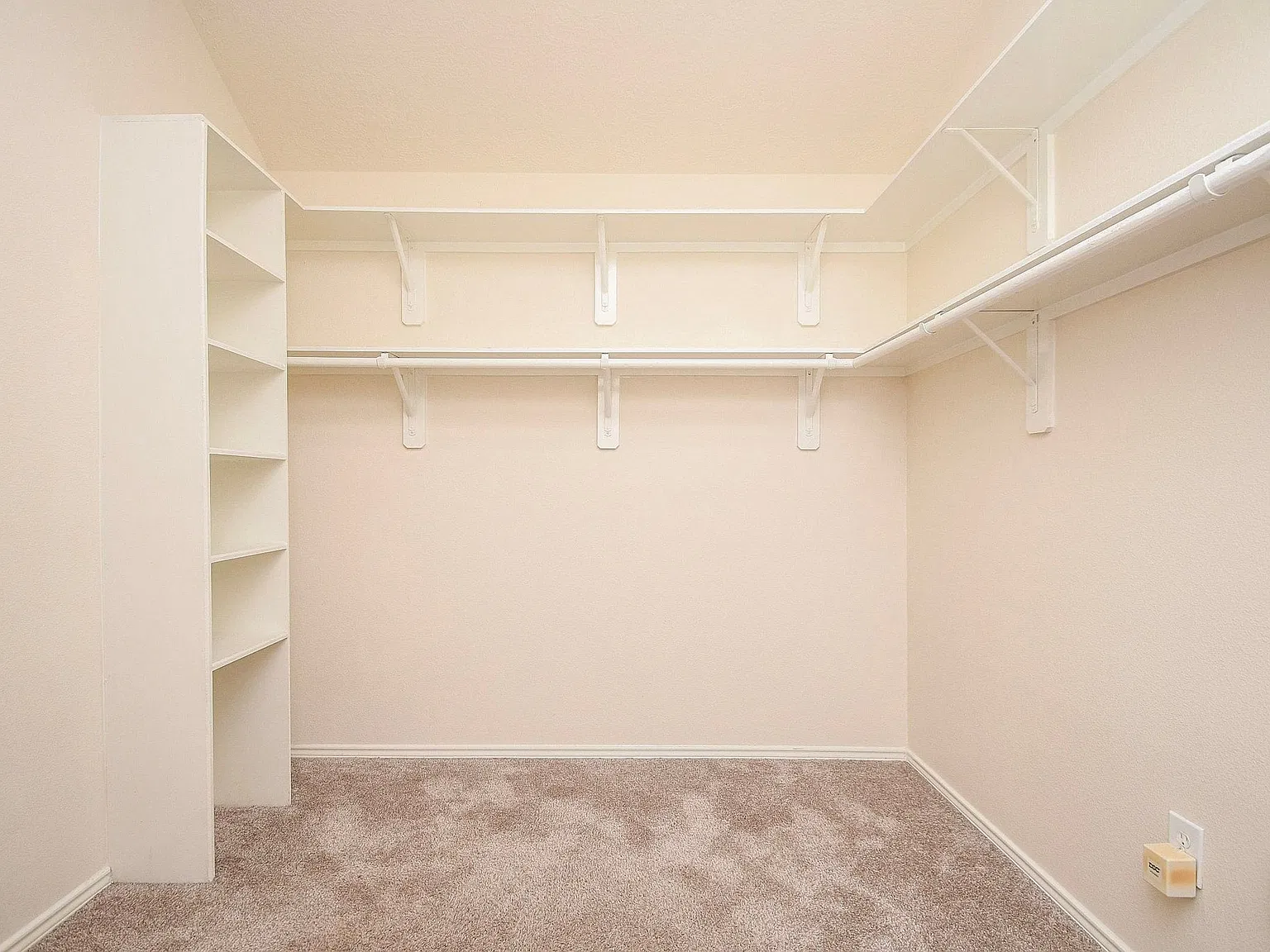 Enjoy the charm of this single-story home — Photo 4