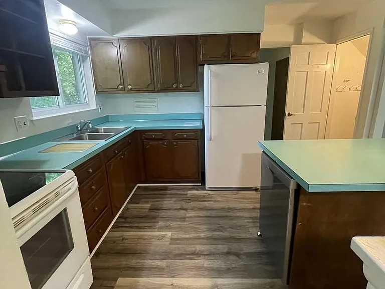 2163 Yorktown Dr — Photo 10