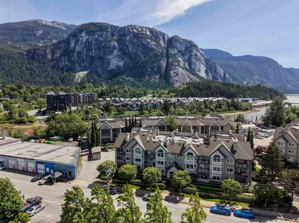 1460 Pemberton Ave #201, Squamish, BC V8B 0J9