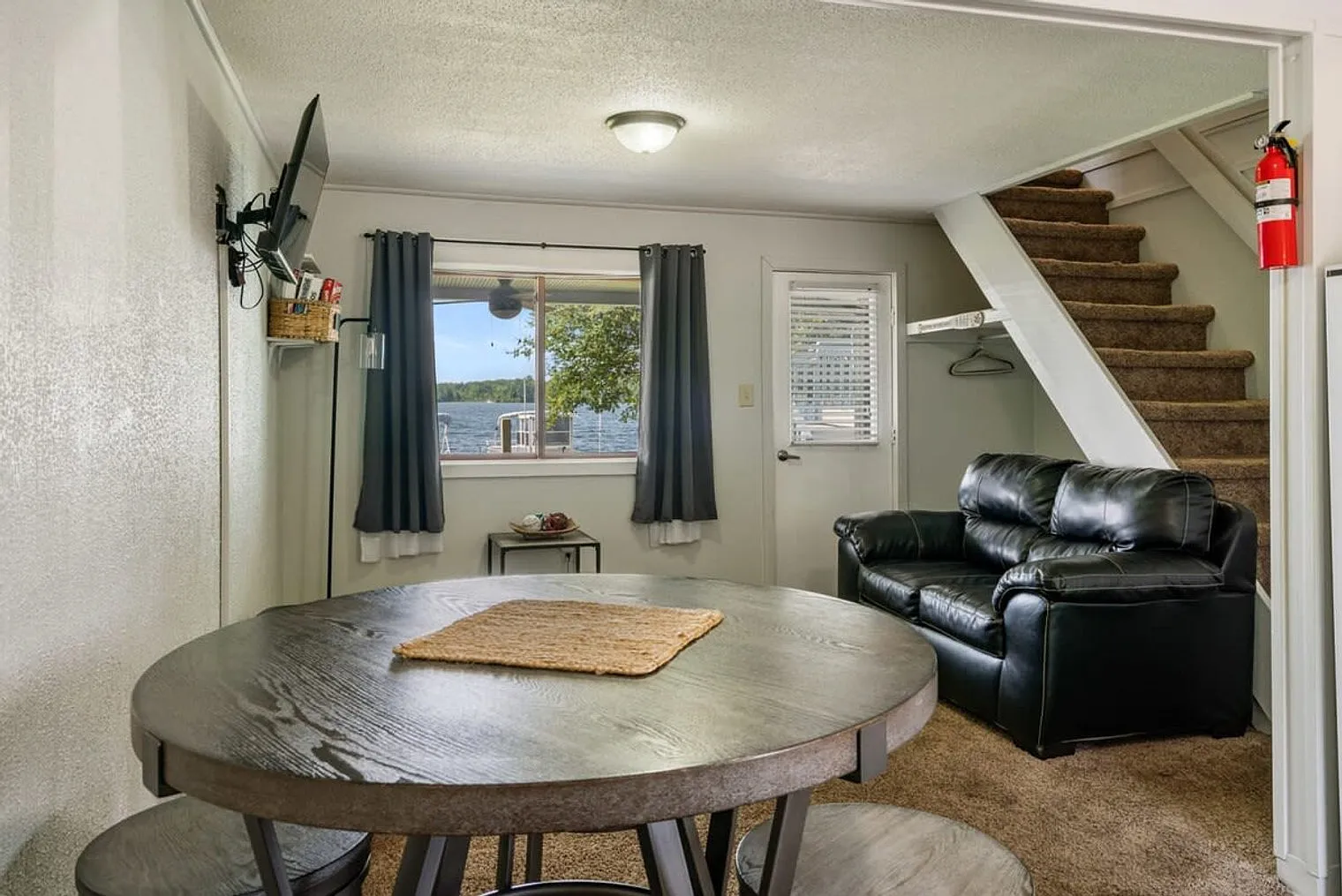 3 bed, 3.0 bath, 1496 sqft, $4,858 — Photo 3
