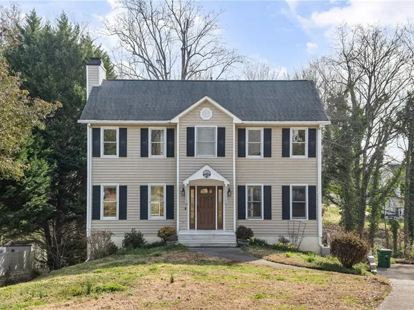 1605 Moravian Heights Ct, Clemmons, NC 27012
