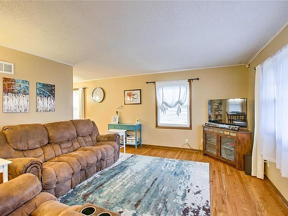 3rd image of 9609 W 92nd St