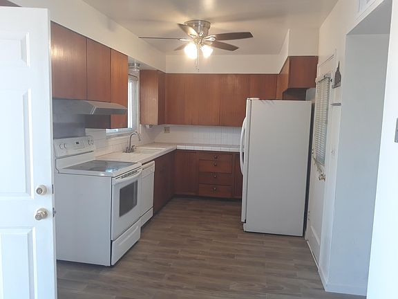 kitchen with ceiling fan