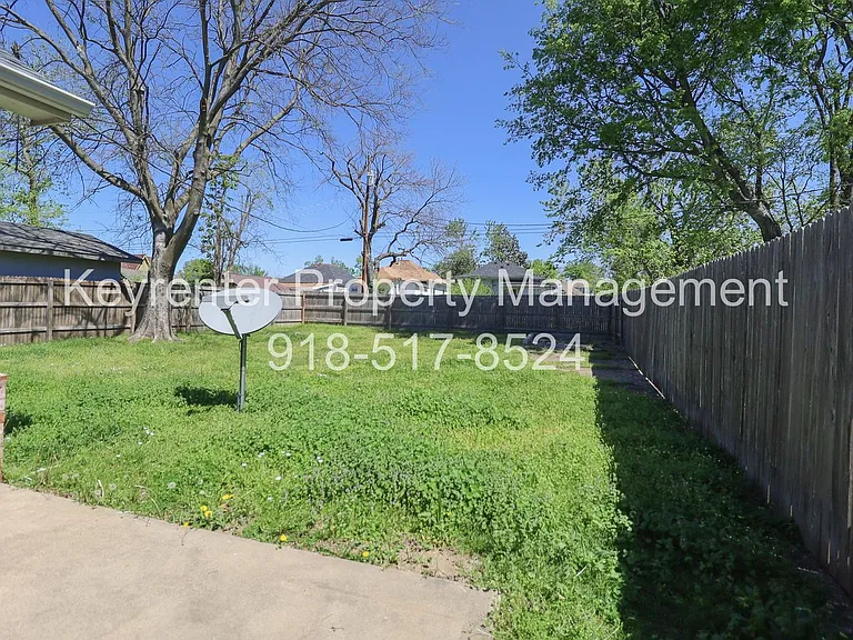 318 E Will Rogers Blvd — Photo 18