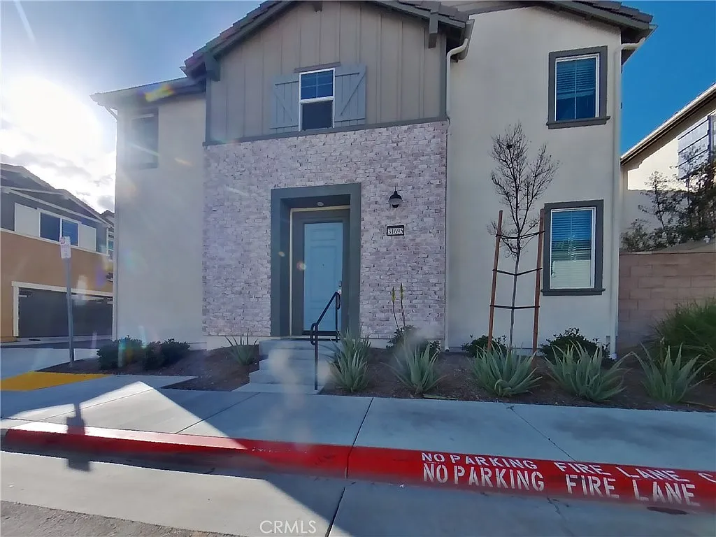 3 bed, 2.5 bath, 1524 sqft, $3,199 — Photo 2