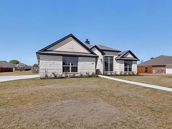 2nd image of 906 Maxine Dr