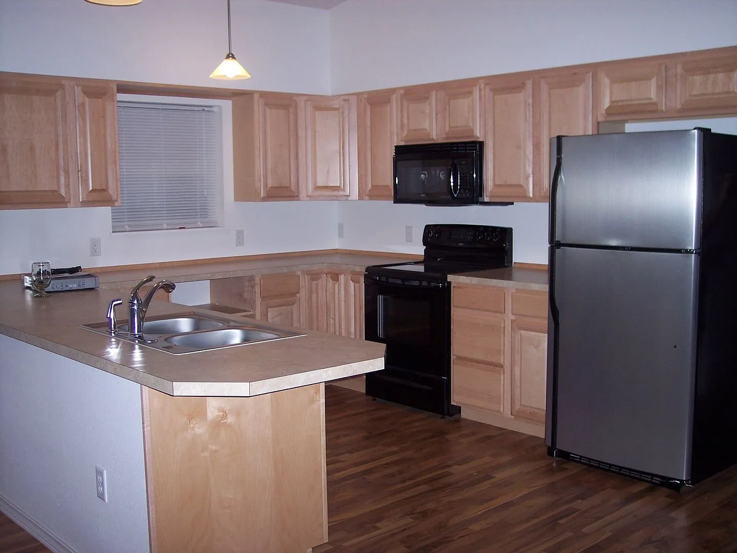 Spacious 2-Bedroom, 1.5-Bath Home in Hamilton — Photo 2