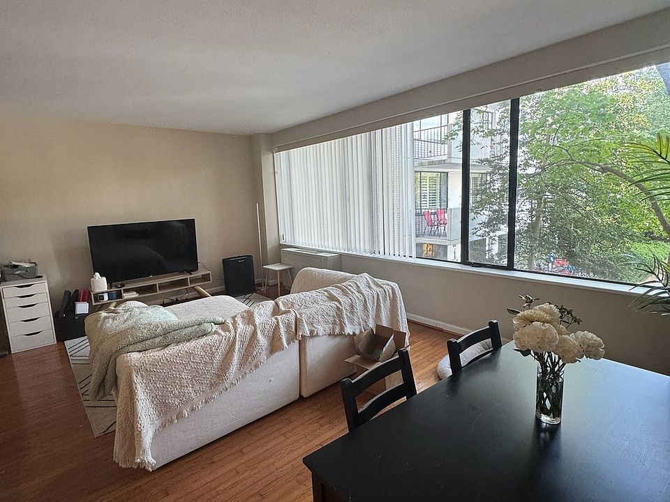 Living Room/Dining