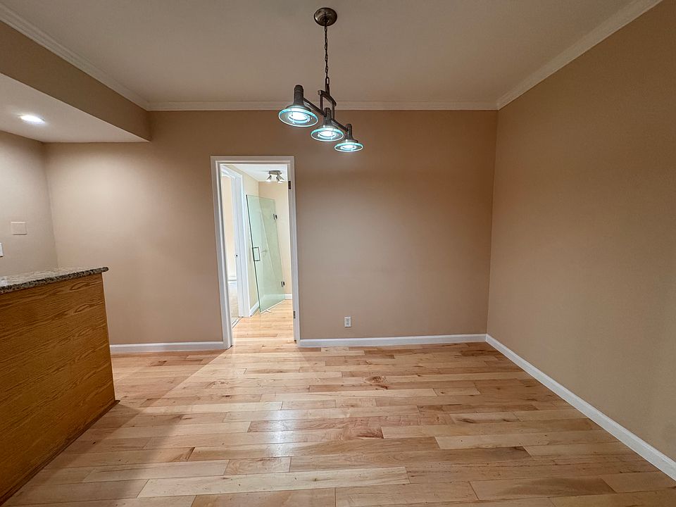 Dining Room w/wet bar built-in.