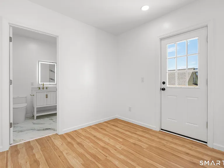810 Brewster St — Photo 22