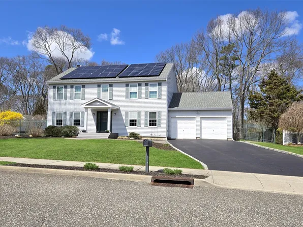 5 Dorothy Lane, Holbrook, NY 11741