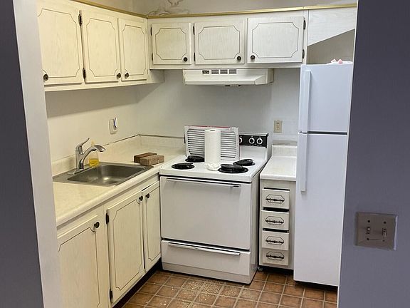 5th image of 600 Village Green Court #121