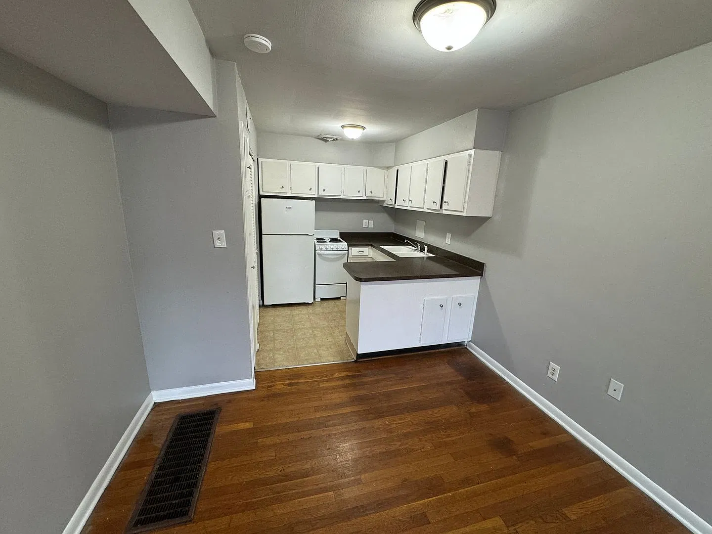 Cozy 2-bed 1-bath Apartment — Photo 2