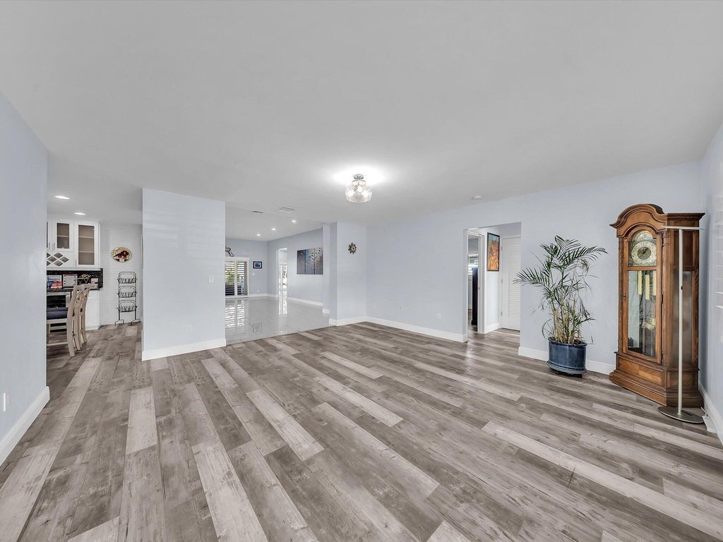 380 SE 5th Avenue, photo 9