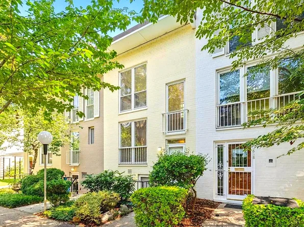 816A 3rd St SW, Washington, DC 20024
