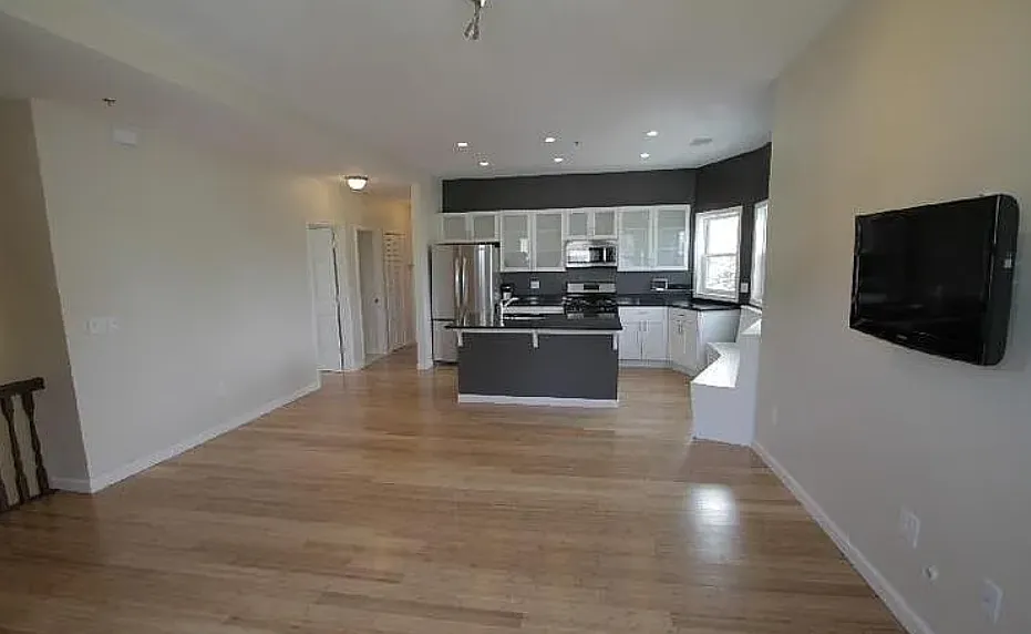 Building Photo - 17 Ashley St #1L