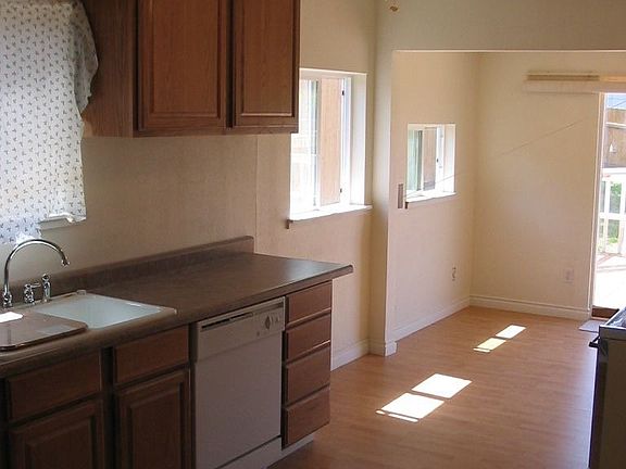 4th image of 2302 S Hosmer St