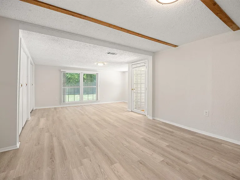 109 S Cedar St — Photo 4
