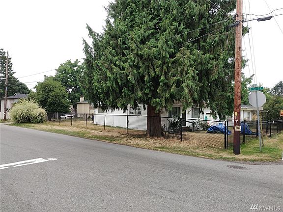 3rd image of 126 15th Se 15th St SE