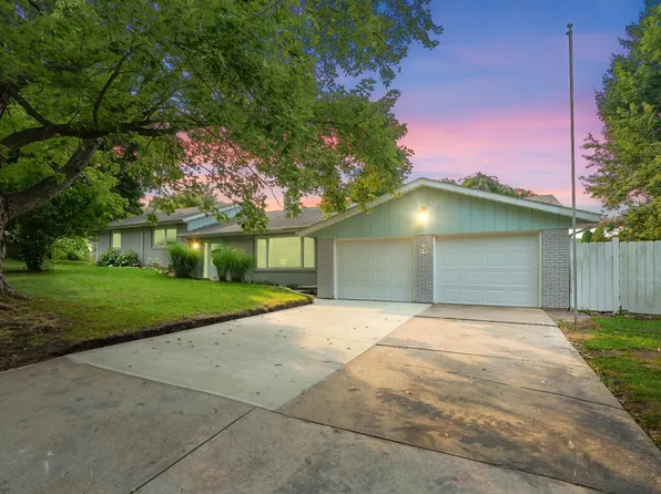 236 E Saint Joseph St, Coloma, MI 49038