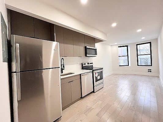 1st image of 2102 Regent Pl #2E