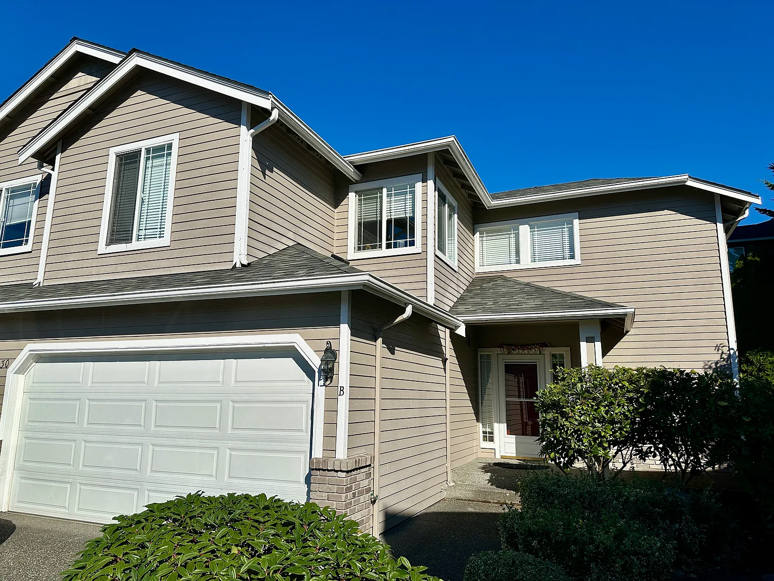 3 bed, 2.5 bath, 1577 sqft, $3,199 — Photo 2