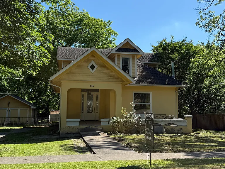 Front of home with view of detached garage with efficiency apartment