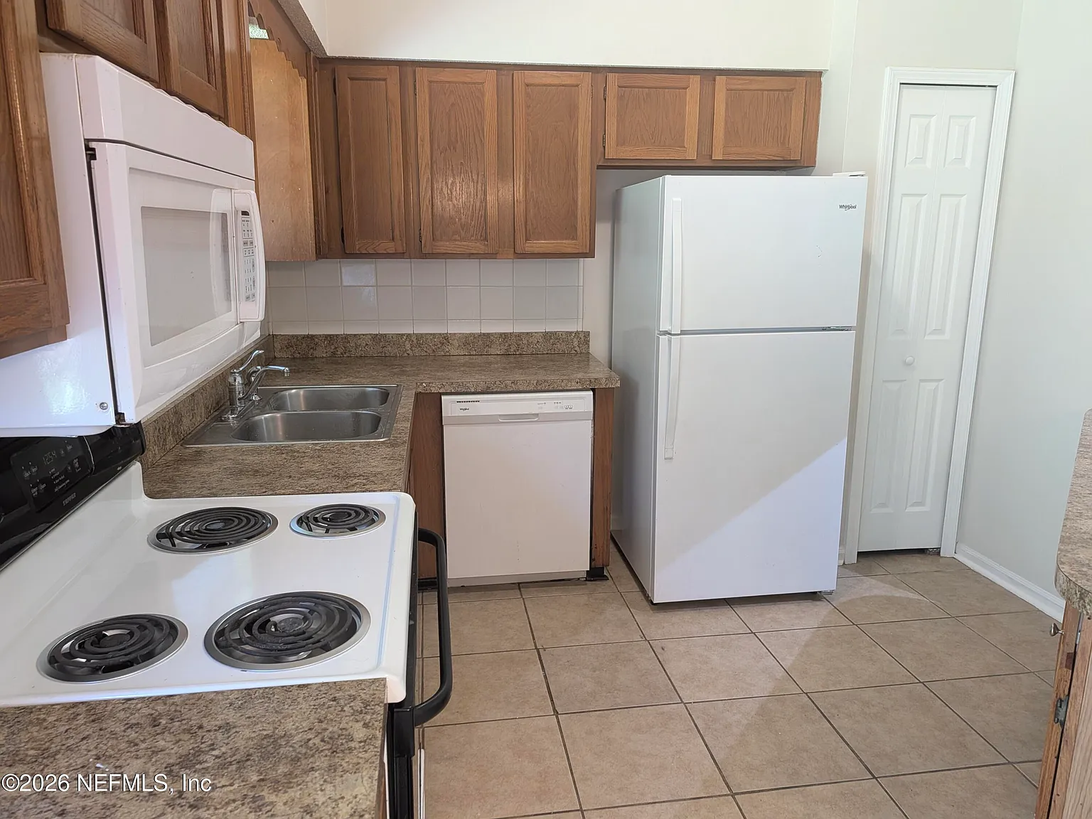 2 bed, 2.0 bath, 1200 sqft, $1,425 — Photo 4