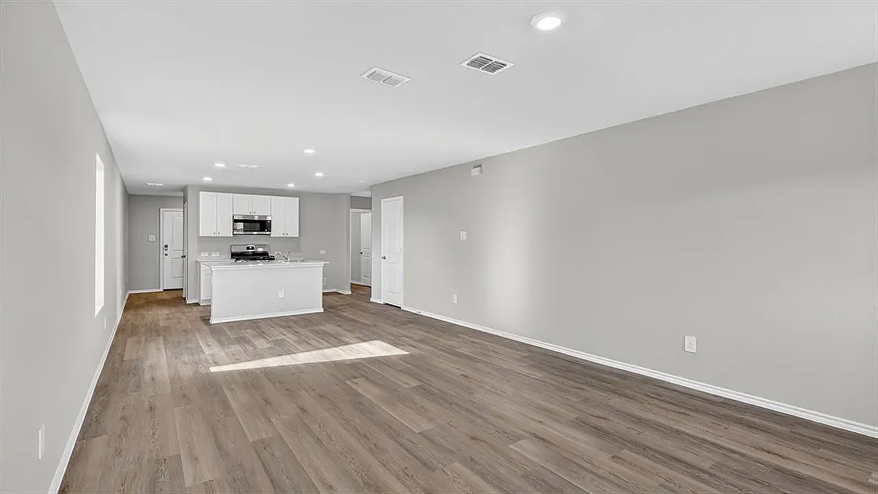 3 bed, 1280 sqft, $2,200 — Photo 4